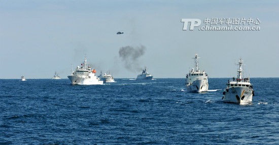 Các lực lượng hải quân, hải giám và ngư chính Trung Quốc diễn tập liên hợp trên biển.